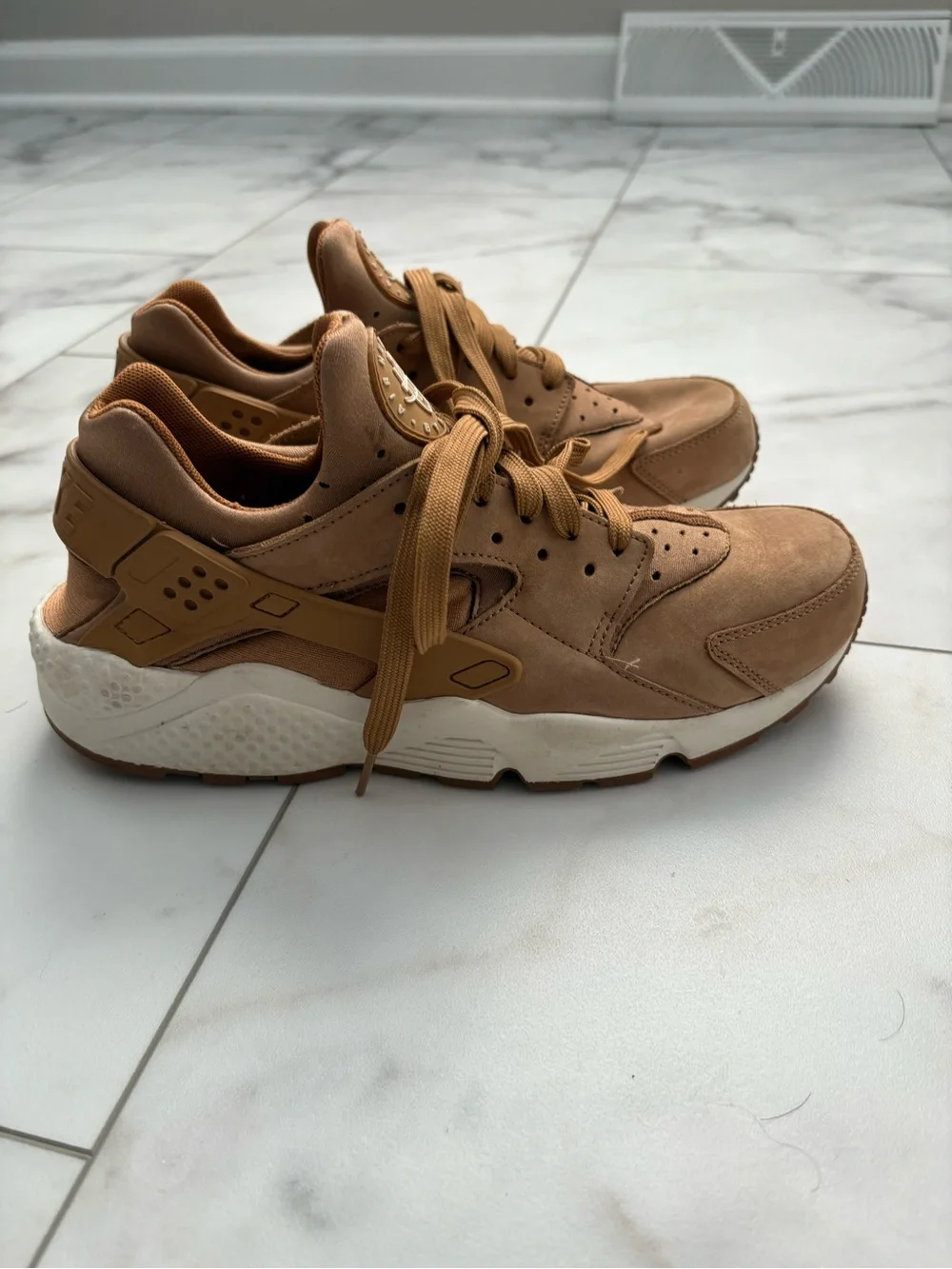Nike Men’s Huarache Sneaker - Tan/Brown - Picture 4 of 9